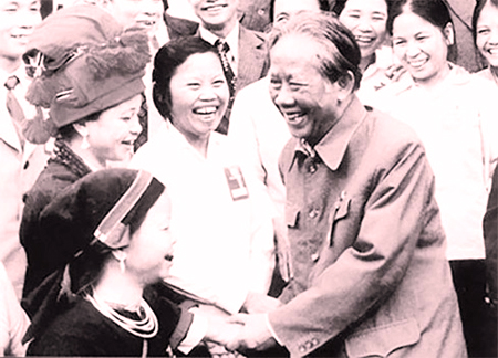 Tổng Bí thư Lê Duẩn trò chuyện với các đại biểu dự Đại hội Đảng toàn quốc lần IV năm 1976. Ảnh tư liệu